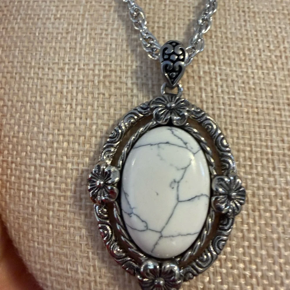 Vintage-Inspired Silver and Cream‎ Necklace Set